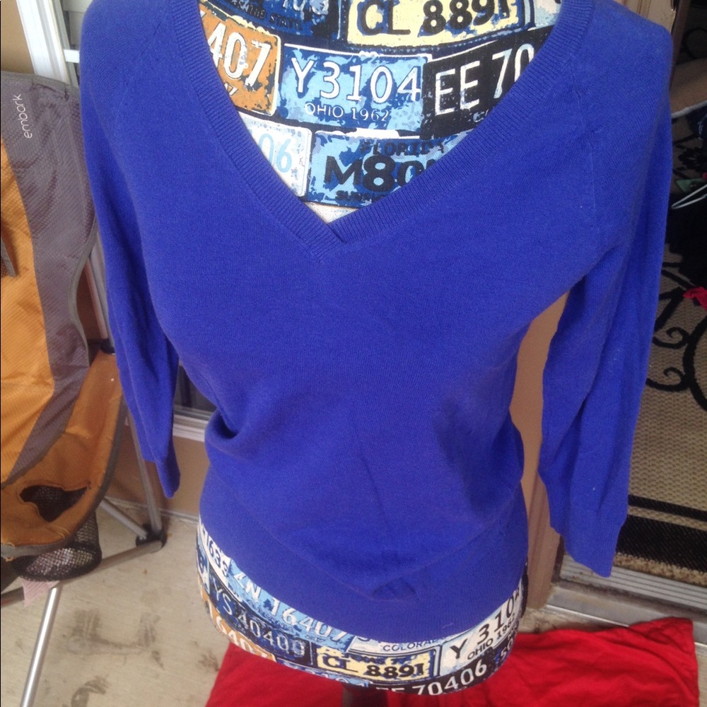 Gap small vneck quarter sleeve light sweater top